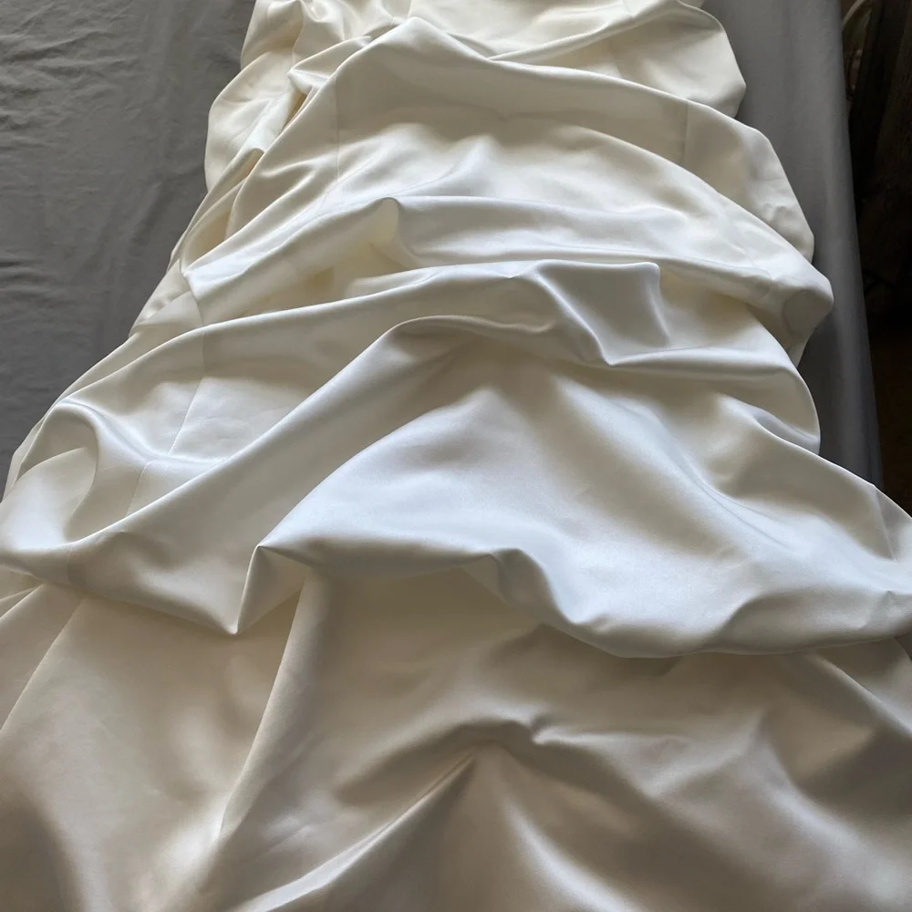 Wedding gown - Picture 7 of 14